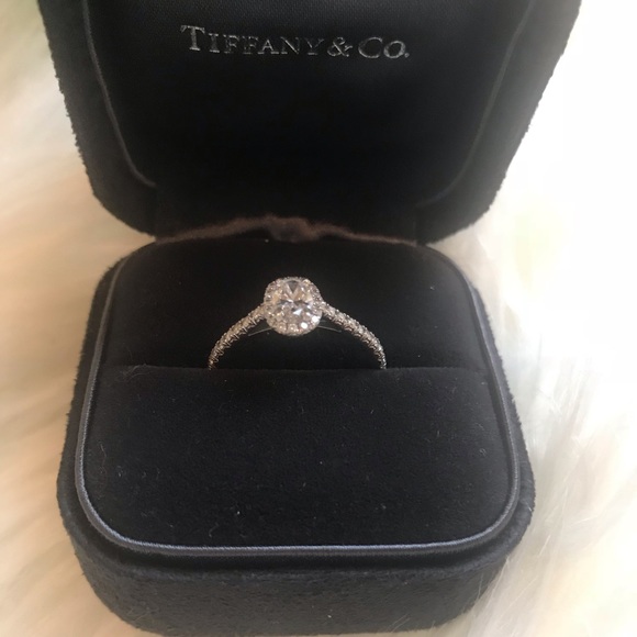 Tiffany & Co oval diamond ring - Picture 3 of 8